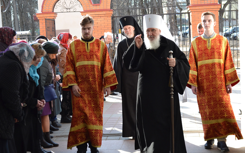 Митрополит Калужский и Боровский Климент совершил чин пассии в Александро-Невском соборе города Кирова