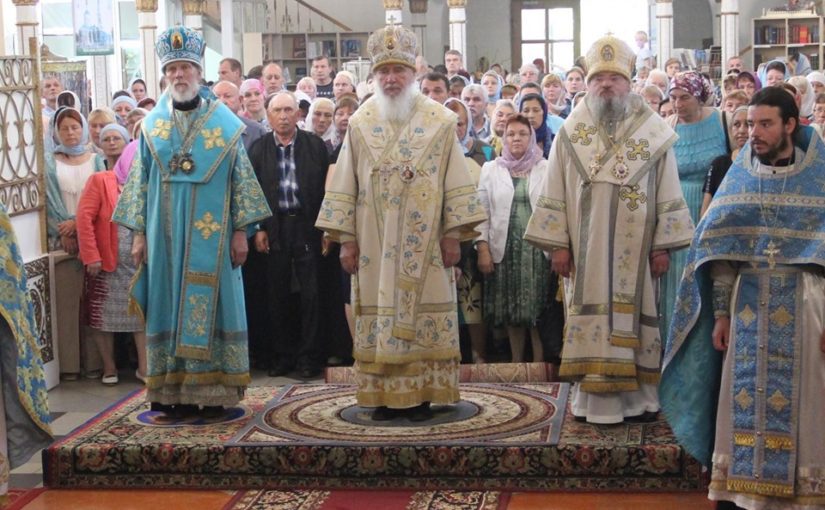 Митрополит Калужский и Боровский Климент, в день памяти явления иконы Пресвятой Богородицы во граде Казани, совершил Божественную литургию, в г. Людиново